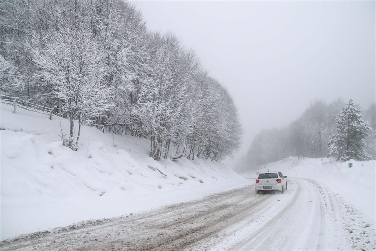 K&uuml;tahya'da kar yağışı ve sis ulaşımı olumsuz etkiliyor