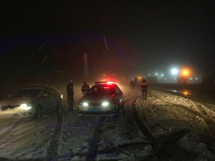 Bolu Dağı yoğun kar nedeniyle trafiğe kapatıldı! Uzun araç kuyrukları oluştu G3