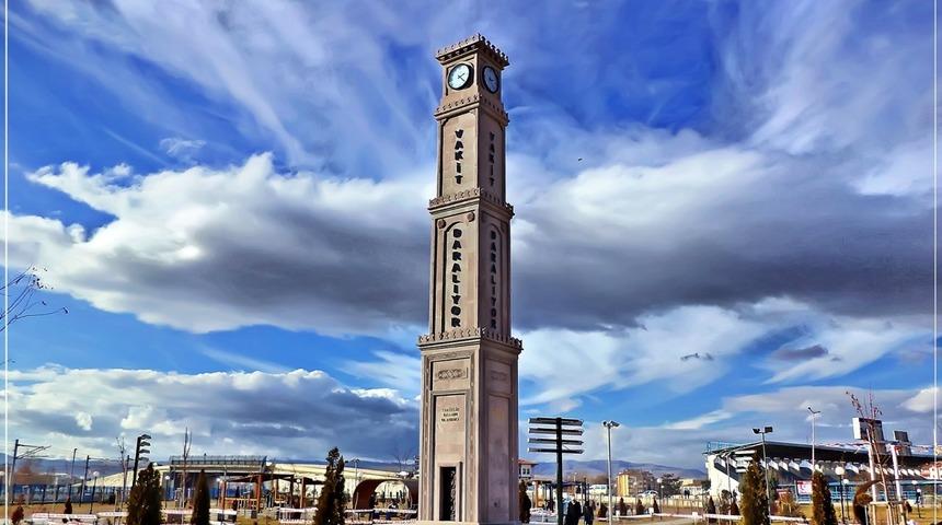 Ankara'da saat kulesine tırmanan gencin başına süs taşı düştü