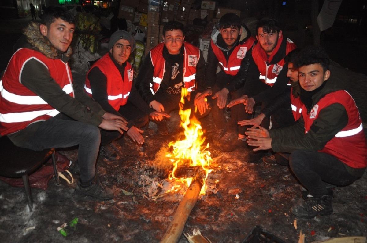 Eksi 25 derecede ge&ccedil; saatlere kadar Elazığ ve Malatya i&ccedil;in seferber oldular