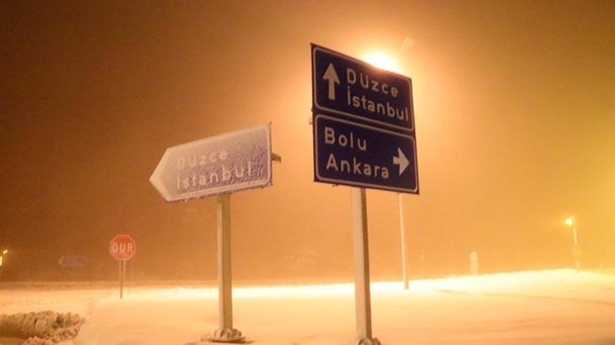 Bolu Dağı yoğun kar nedeniyle trafiğe kapatıldı! Uzun ara&ccedil; kuyrukları oluştu