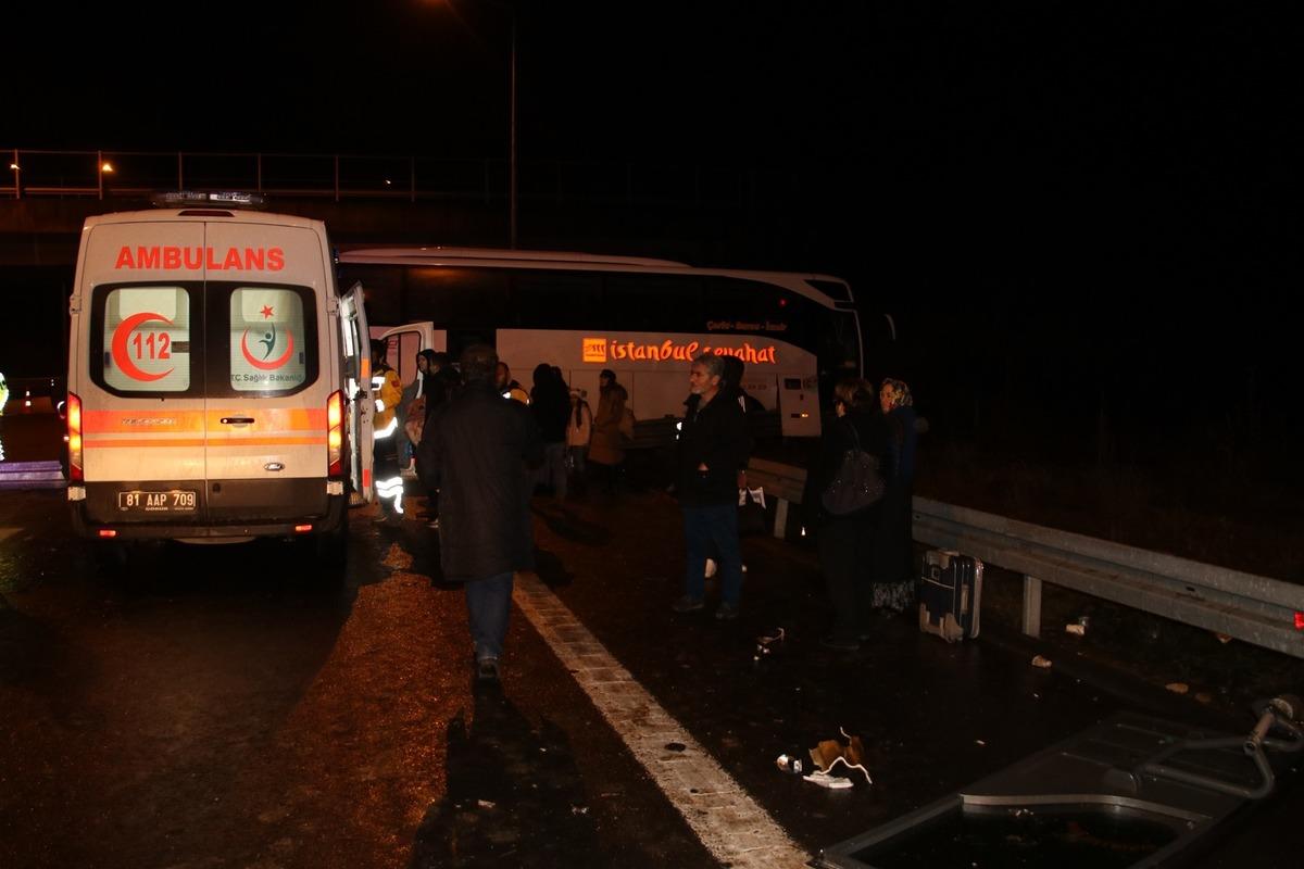 D&uuml;zce'de kaza! Otob&uuml;s bariyerlere &ccedil;arptı: 7 yaralı