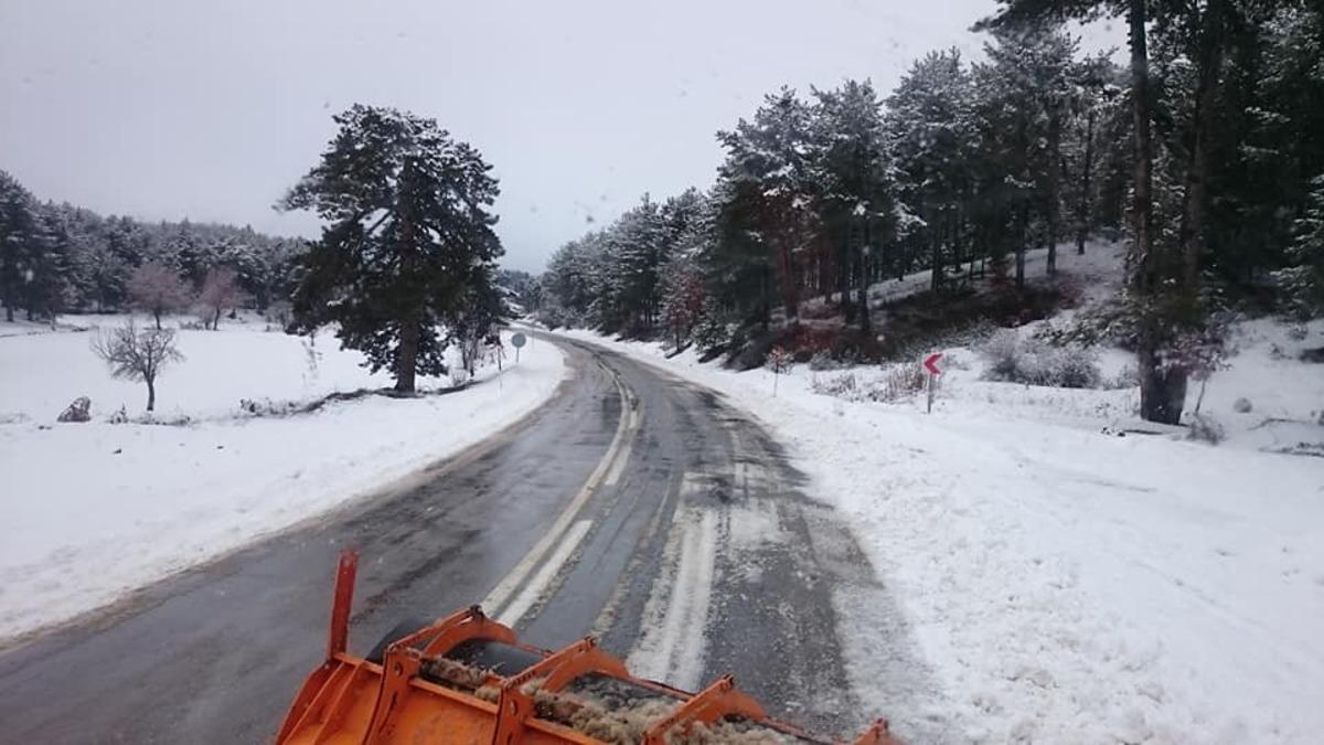 Yoğun kar yağışı, ulaşımda aksamalara neden oluyor