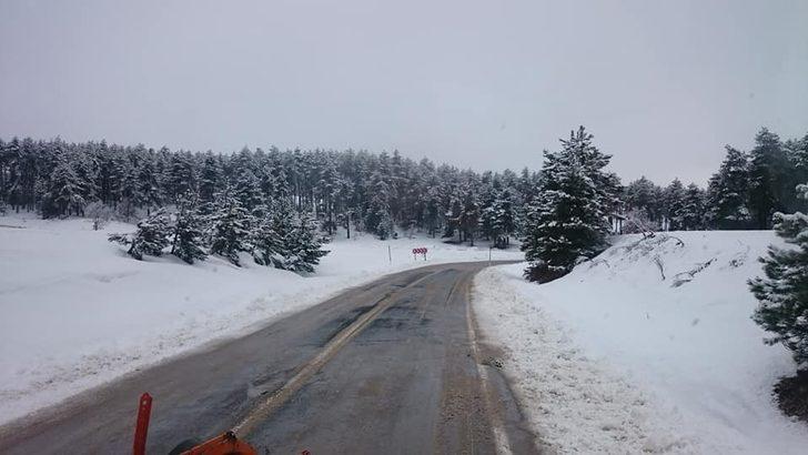 Yoğun kar yağışı, ulaşımda aksamalara neden oluyor G3