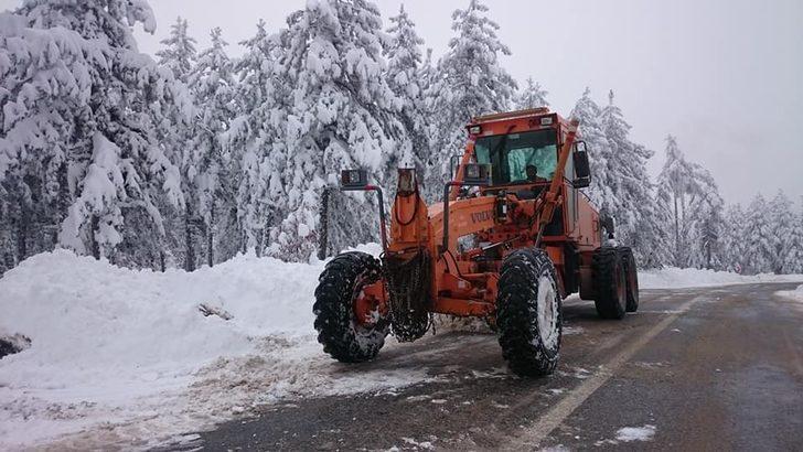 Yoğun kar yağışı, ulaşımda aksamalara neden oluyor G4