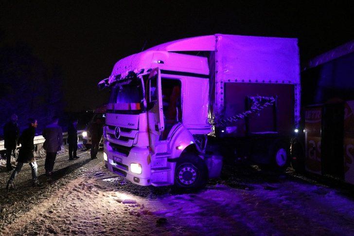 TEM Otoyolu'nda zincirleme kaza: 1 ölü, 20 yaralı G1