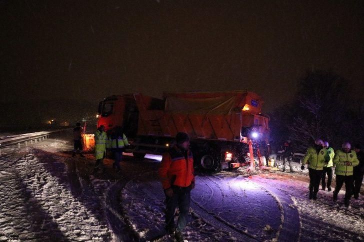 TEM Otoyolu'nda zincirleme kaza: 1 ölü, 20 yaralı G4