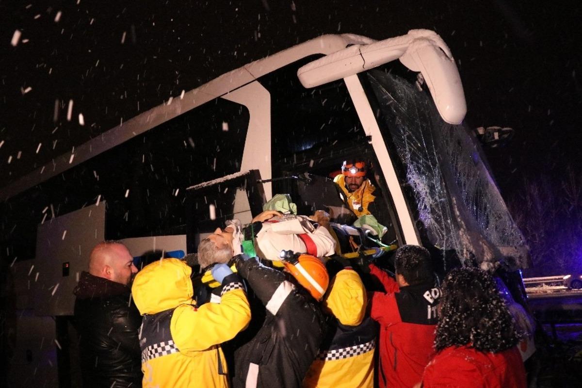 TEM Otoyolu'nda zincirleme kaza: 1 &ouml;l&uuml;, 20 yaralı