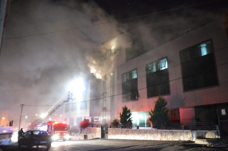 Esenyurt'ta tekstil fabrikasında sabaha karşı korkutan yangın G1