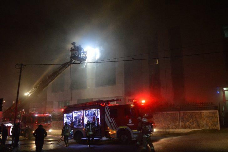 Esenyurt'ta tekstil fabrikasında sabaha karşı korkutan yangın G2