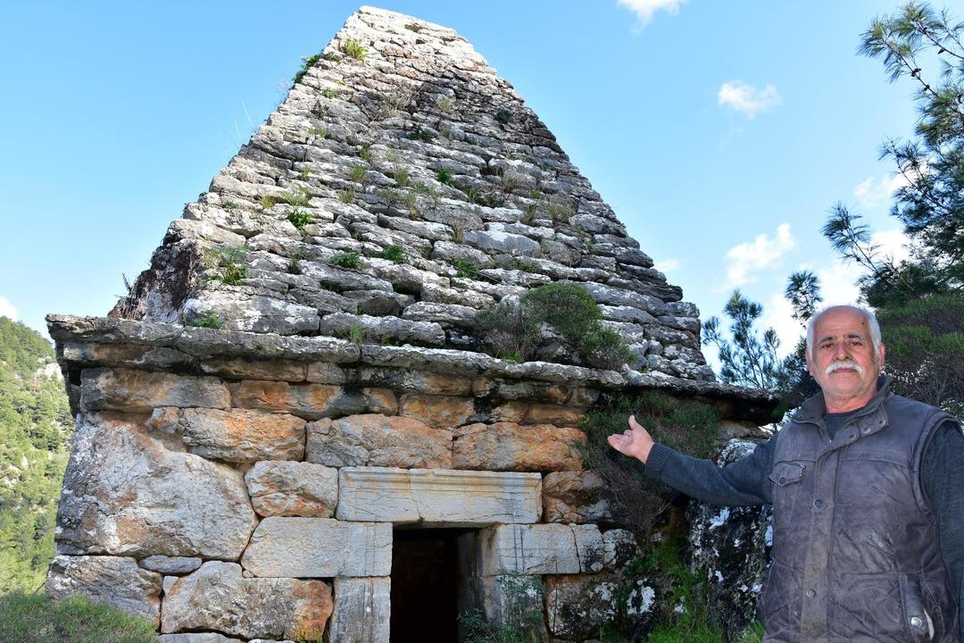 Yıllarca adaklar adanan t&uuml;rbe, Yunan savaş&ccedil;ının anıt mezarı &ccedil;ıktı