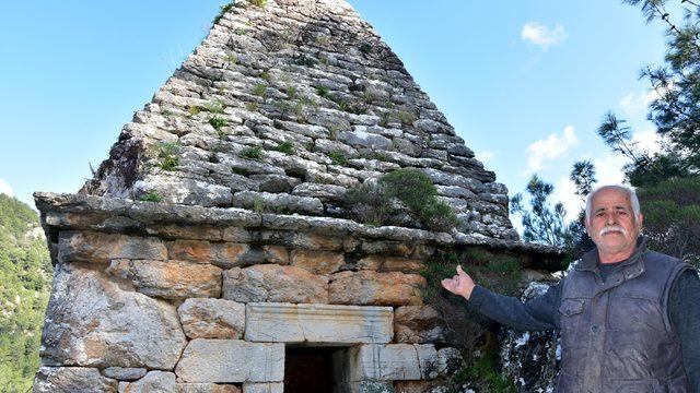 Yıllarca adaklar adanan türbe, Yunan savaşçının anıt mezarı çıktı