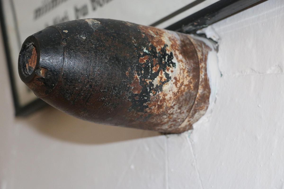Kurtuluş Savaşı'ndan kalma... Cami duvarına isabet edip patlamayan top mermisi 98 yıldır orada