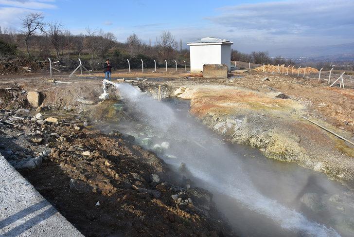 İnegöl'de topraktan fışkıran kaplıca suyu mahallelinin ilgi odağı oldu G2