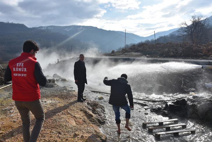 İnegöl'de topraktan fışkıran kaplıca suyu mahallelinin ilgi odağı oldu G4