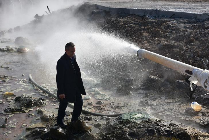 İnegöl'de topraktan fışkıran kaplıca suyu mahallelinin ilgi odağı oldu G5