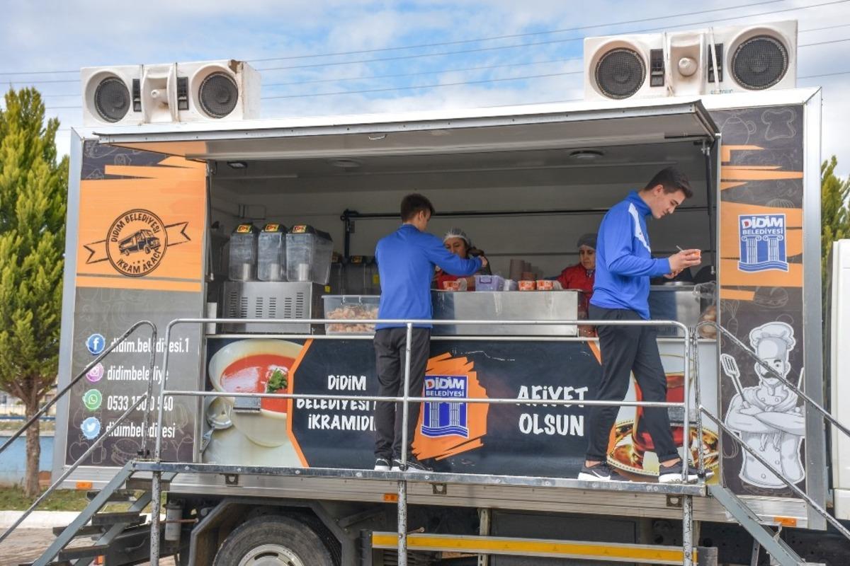 Başkan Atabay, sporculara sıcak &ccedil;orba ikram etti