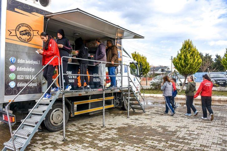 Başkan Atabay, sporculara sıcak çorba ikram etti G3