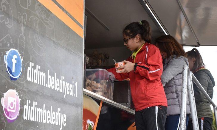 Başkan Atabay, sporculara sıcak çorba ikram etti G4