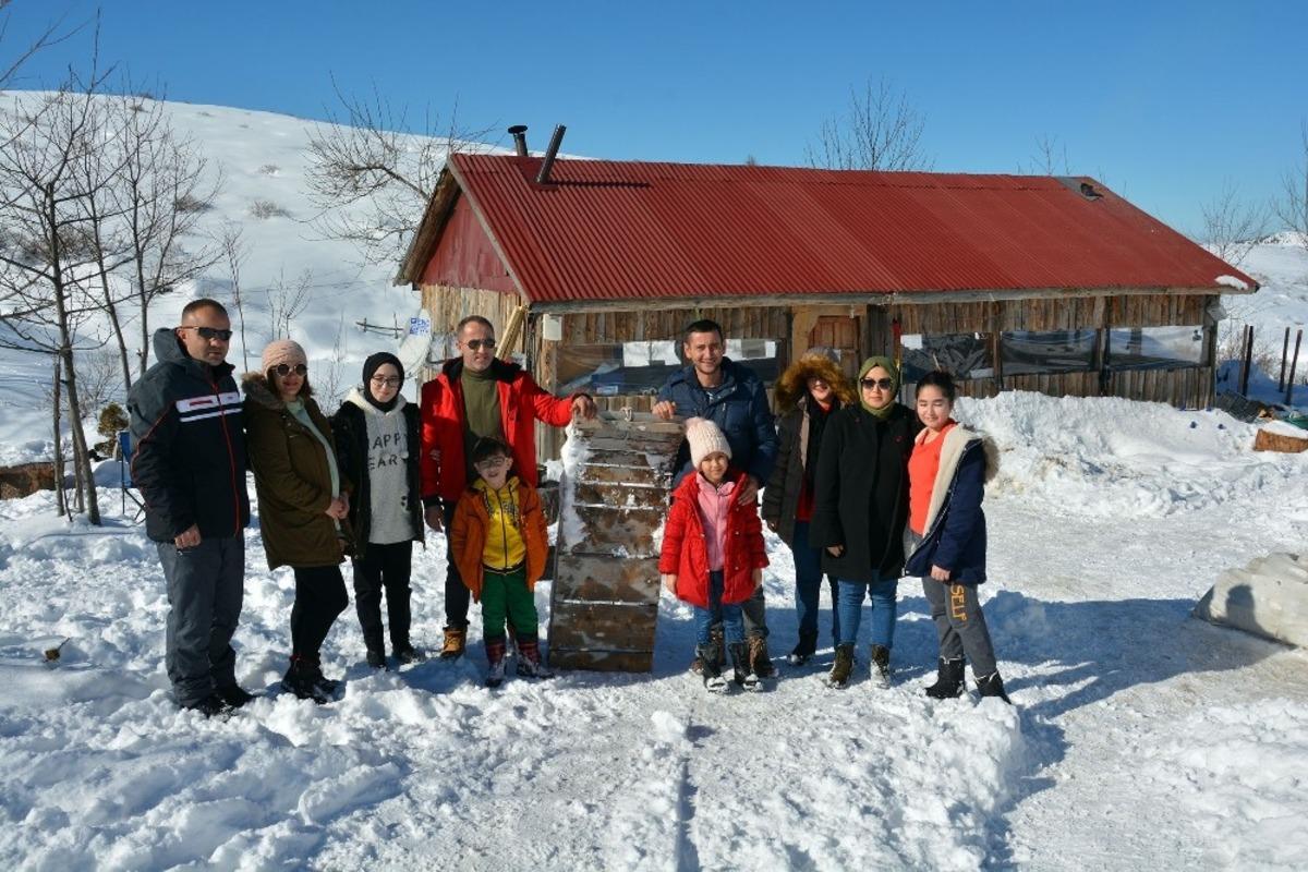 Kar &ccedil;ocuk ve yetişkinlerin eğlence kaynağı oldu