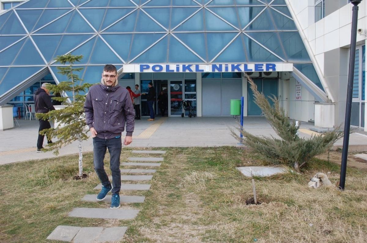 Kendisine saldıran k&ouml;pekle boğuşan gen&ccedil; yaralandı