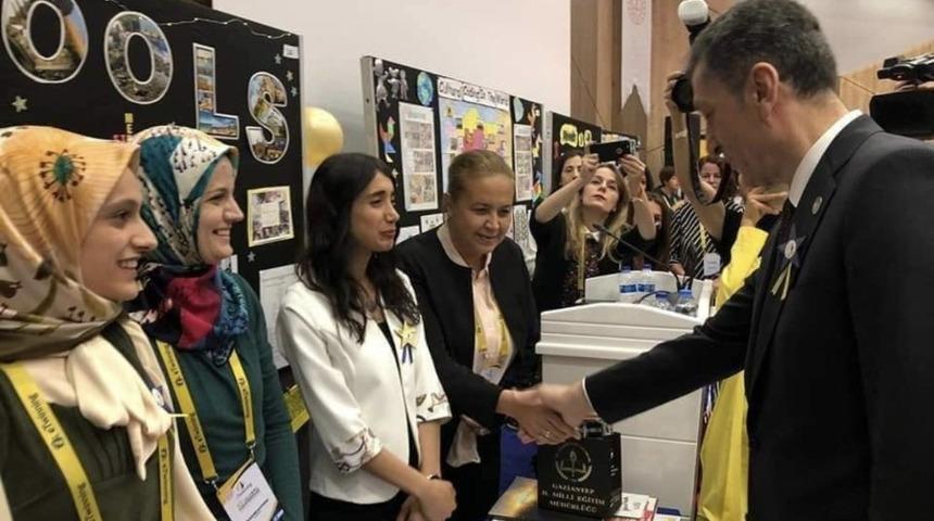 Bakan Sel&ccedil;uk&rsquo;tan Didimli &ouml;ğretmene başarı belgesi