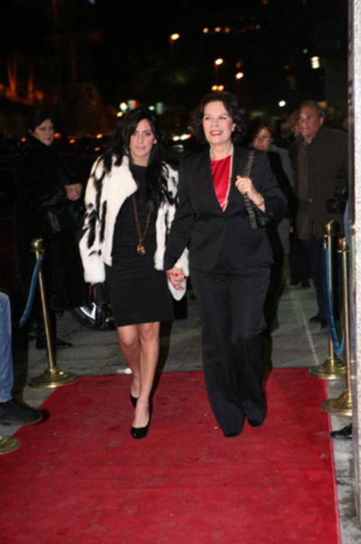 Hülya Koçyiğit : Yaza düğün var G1