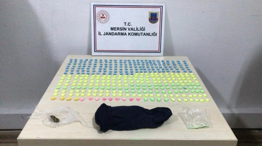 Mersin&rsquo;de bir otomobilde 400 adet uyuşturucu hap ele ge&ccedil;irildi