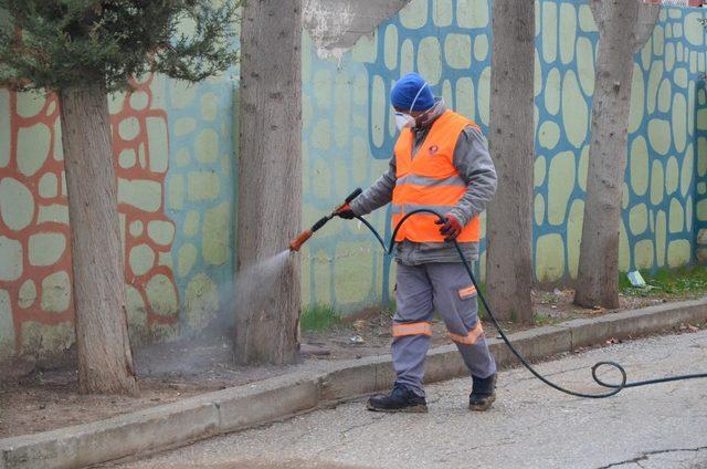 Mersin belediye ekipleri okulları ilaçlıyor