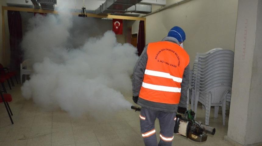 Mersin belediye ekipleri okulları ila&ccedil;lıyor