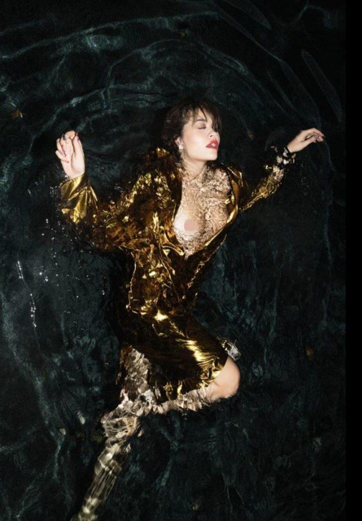 Rita Ora kendini aştı! Bu sefer tamamen üstsüz G3