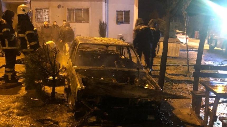 Park halindeyken alevlere teslim olan otomobil k&uuml;le d&ouml;nd&uuml;