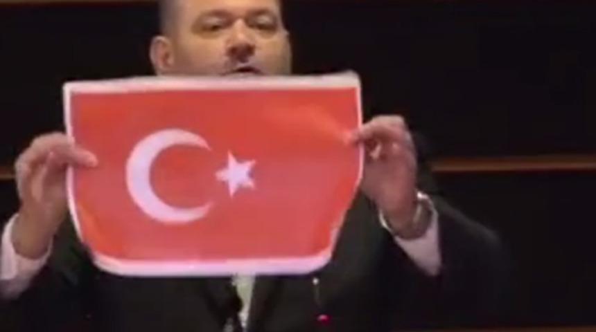 Son dakika: T&uuml;rk Bayrağı'nı yırtan Yunan vekil hakkında soruşturma başlatıldı