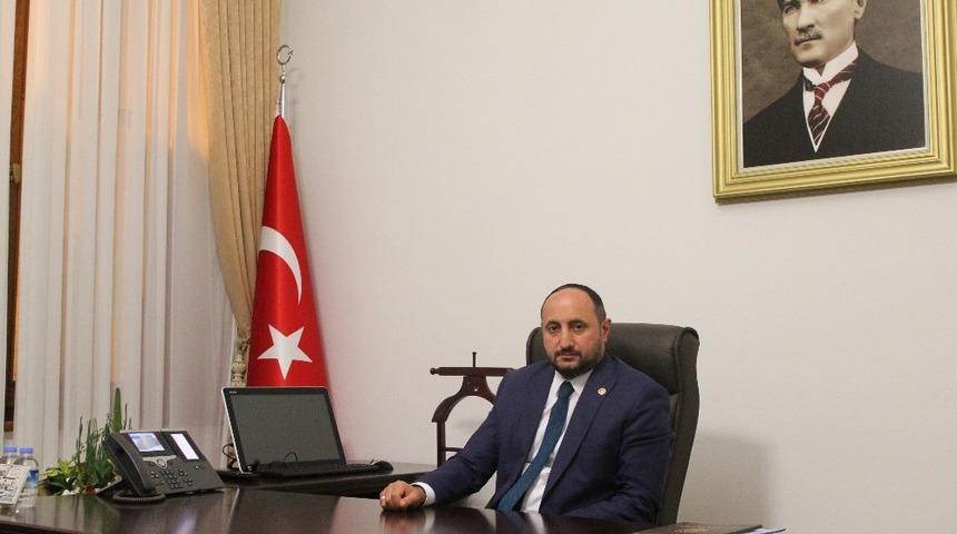 İsmail Emrah Karayel: "T&uuml;rk Milletinin simgesi olan bayrağımıza yapılan hadsiz eylem kabul edilemez"