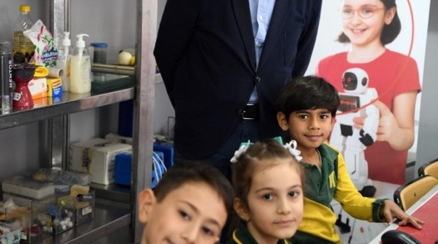 Esnafın eski telefonları çocuklar için kodlama sınıfına dönüşecek