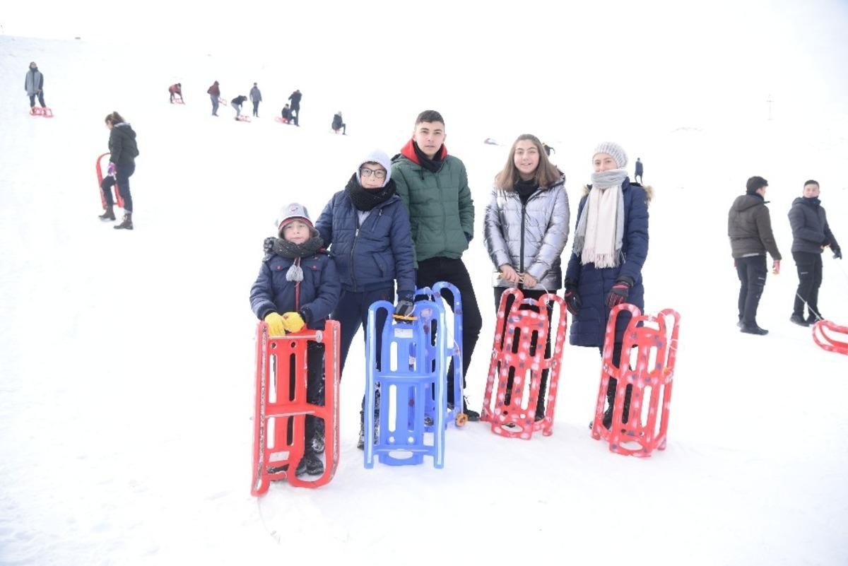 Başkan Ertuğrul &Ccedil;etin&rsquo;den ikinci karne hediyesi