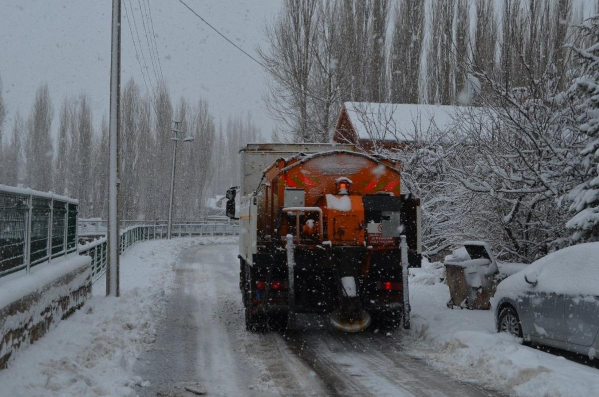 B&uuml;nyan Belediyesi karla m&uuml;cadele kapsamında t&uuml;m ekipleriyle sahada