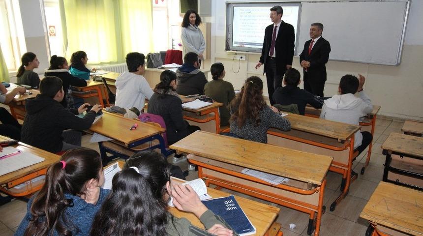 G&ouml;n&uuml;ll&uuml; &ouml;ğretmenler &ouml;ğrencilere ders veriyor