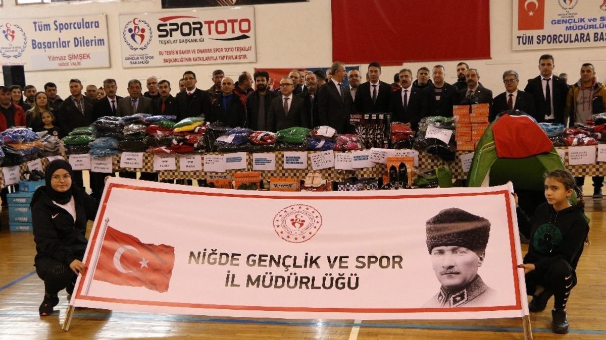 Niğde&rsquo;de 43 kul&uuml;be spor malzemesi verildi