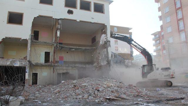 Depreme dayanıksız olduğu tespit edilen okulun yıkımına başlandı