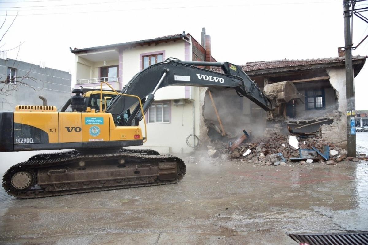 Deprem b&ouml;lgesinde &ccedil;alışmalar devam ediyor
