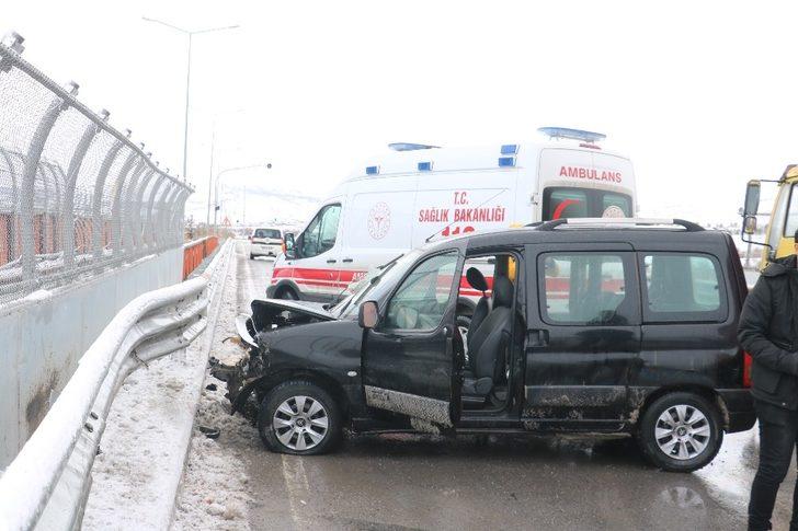 Hafif ticari araç bariyerlere çarptı: 4 Yaralı G1