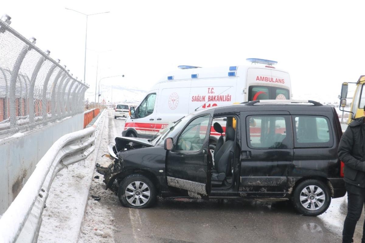 Hafif ticari ara&ccedil; bariyerlere &ccedil;arptı: 4 Yaralı