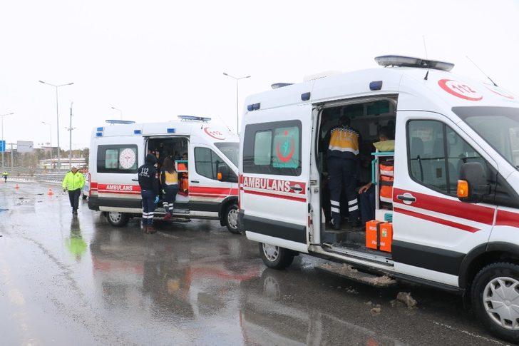 Hafif ticari araç bariyerlere çarptı: 4 Yaralı G2