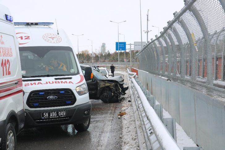 Hafif ticari araç bariyerlere çarptı: 4 Yaralı G3