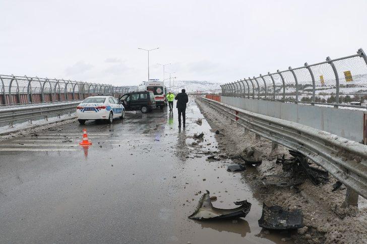 Hafif ticari araç bariyerlere çarptı: 4 Yaralı G4