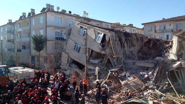Türkiye'nin gözü İstanbul'dayken Elazığ sallandı! Profesör Dr. Sözbilir 5 yıl önceki ağır sarsıntıyı hatırlattı