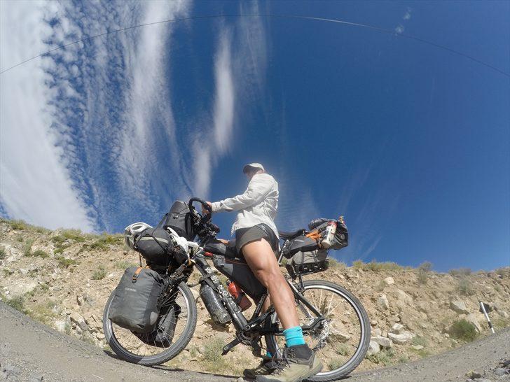 Bisikletiyle 8 yıldır dünyayı geziyor! Hedefi Guiness! G2