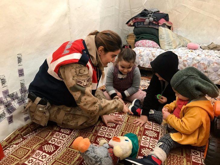 Jandarmanın kadın personelleri, depremzede çocukları yalnız bırakmıyor G1