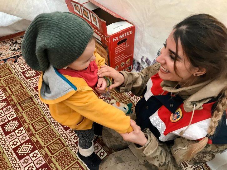 Jandarmanın kadın personelleri, depremzede çocukları yalnız bırakmıyor G3